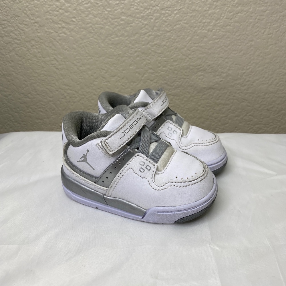 Nike Jordan Flight 23 (317823-100 White / Metallic Silver Size 4C
